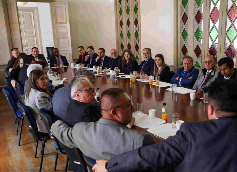 Benedetti se reunió con más de 30 líderes interreligiosos. El ministro sostuvo que la fe no es una concesión estatal, es un derecho fundamental. “Nos corresponde garantizar que toda persona pueda ejercer su fe sin coacción, sin obstáculos, sin miedo”, dijo. FOTO: MININTERIOR