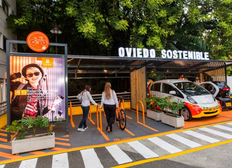  Estación de carga de vehículos eléctricos en Centro Comercial Oviedo.