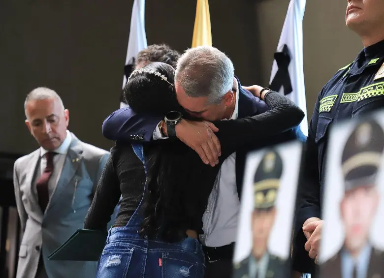 El gobernador Andrés Julián Rendón rompió el llanto al abrazar a la hija, menor de edad, de uno de los policías asesinados la semana pasada en un ataque con dron en el Nordeste antioqueño. FOTO: CORTESÍA GOBERNACIÓN.