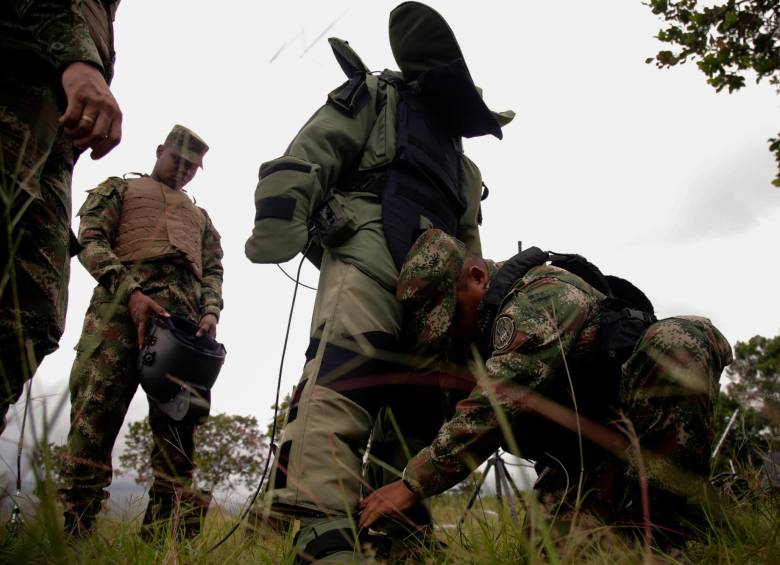 Militares colombianos enseñarán a Ucrania cómo desminar tierras