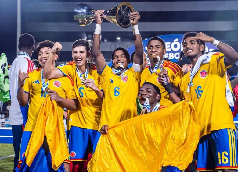 Los juveniles colombianos celebrando el título del Sudamericano. FOTO: Tomada de redes sociales @FCFSeleccionCol