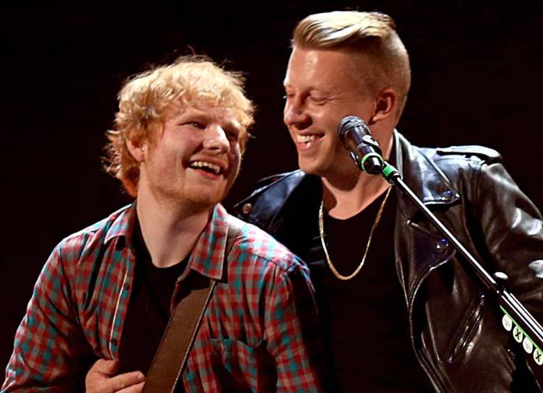 Mientras la industria del pop busca históricamente la neutralidad para llenar estadios, Macklemore decidió utilizar las pantallas gigantes del MetLife Stadium para proyectar las imágenes de los bombardeos en Gaza. FOTO: AFP