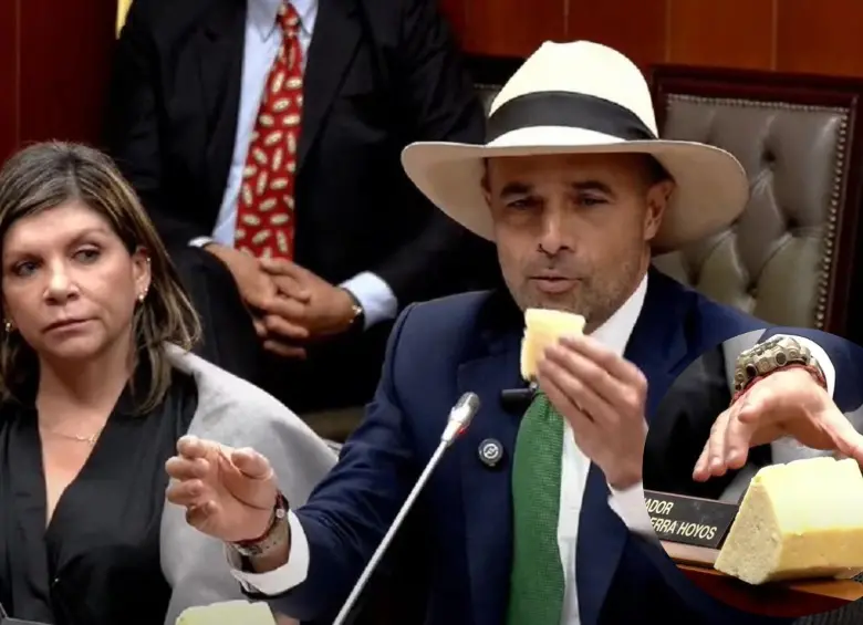 Durante su intervención, el senador Andrés Guerra sacó un queso para simbolizar lo ocurrido en Aguas Vivas. FOTO: Cortesía