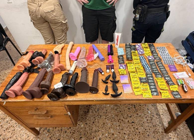 Condones, dildos, pastillas, geles, entre otros productos, que las autoridades le han incautado a las personas inadmitidas en los aeropuertos. FOTO: Migración Colombia