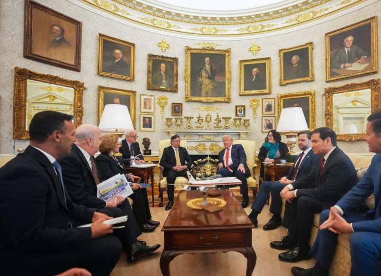 Reunión en la Casa Blanca: El presidente Gustavo Petro a su derecha Charlie Roberts, traductor, Rosa Villavicencio, canciller; Daniel García, embajador de Colombia en Estados Unidos y el ministro de Defensa, Pedro Sánchez. Al presidente Donald Trump lo acompaña; traductora, el vicepresidente J. D. Vance, el secretario de Estado Marco Rubio y el senador republicano Bernie Moreno. Foto: Presidencia