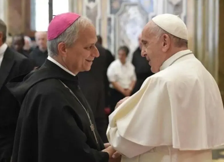 Robert Prevost cuando era cardenal junto al papa Francisco en el Vaticano. FOTO: REDES SOCIALES