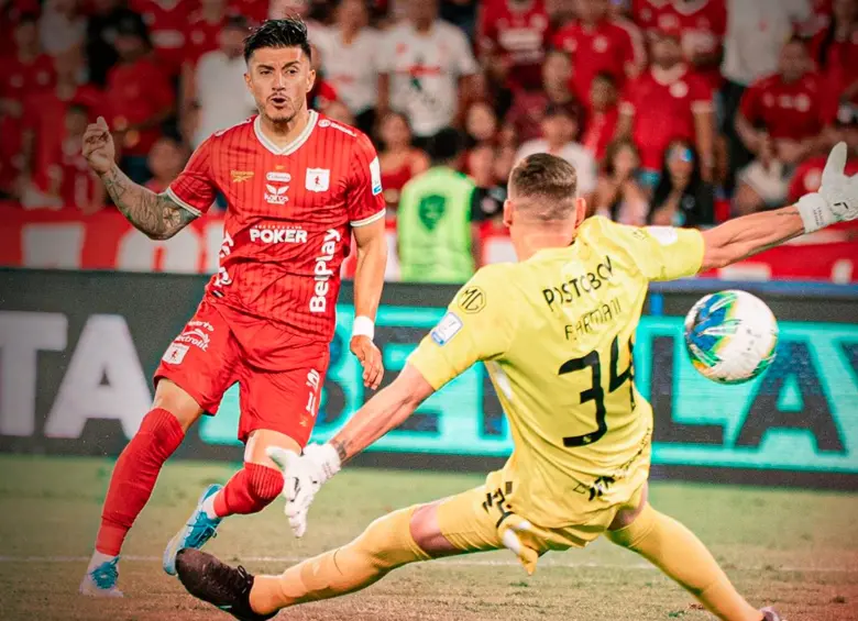 Yeison Guzmán anotándole a Franco Armani en el Américs vs. Nacional. FOTO: X AmericadeCali