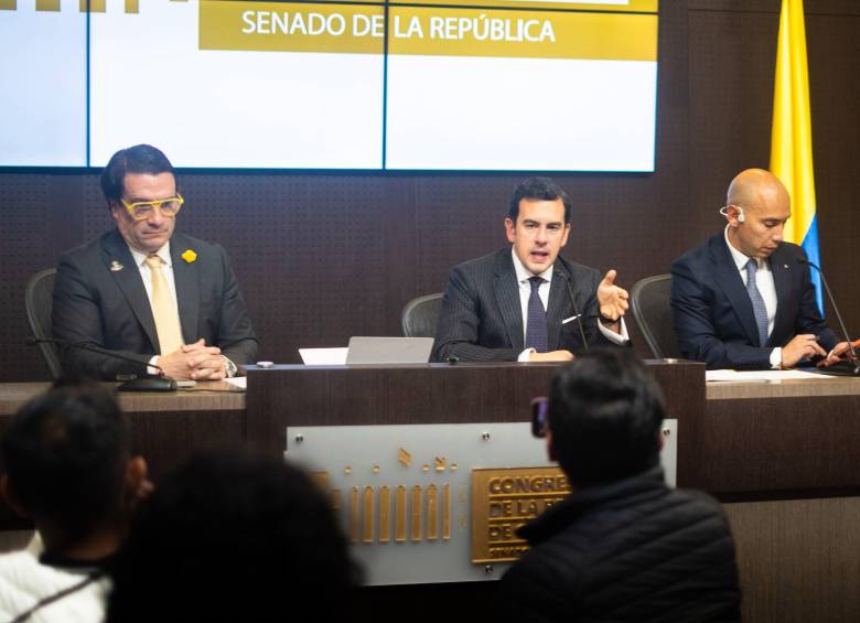 Los ministros de Justicia, Iván Cancino (izquierda), e Interior, Rodrigo Lara (centro), radicaron la ley de sometimiento en el Senado. FOTO: MinInterior