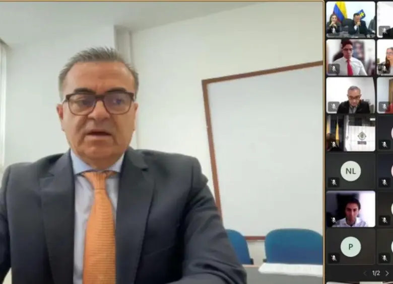 Olmedo López en medio de la audiencia con las autoridades. FOTO: Cortesía