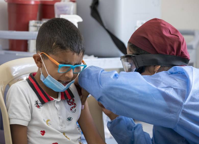 Descripción: Vacunación en el sede de MetroSalud del barrio Doce de Octubre de Medellín, para lograr en tope y poder estar sin tapabocas. Personajes: . Fecha de evento: 27/04/2022. Foto: Edwin Bustamante Restrepo