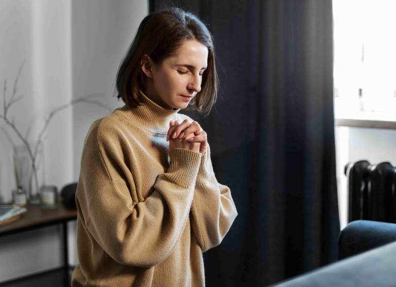 De acuerdo con el medio católico, lo ideal es hacerlo en comunidad -familia, amigos, allegados-, preferiblemente alrededor del nacimiento del niño jesús. FOTO: Freepik.