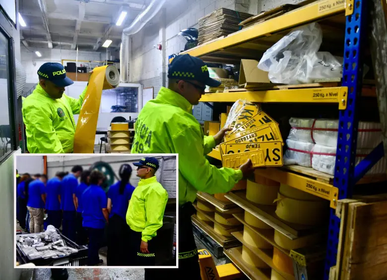 Adelante, los detenidos tras el operativo. Atrás, parte de las placas y del material para su fabricación incautado. FOTO: Cortesía