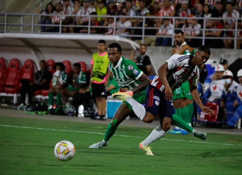 En la imagen aparece el defensor de Nacional, César Haydar en la disputa de una pelota durante la final de ida frente al Junior. FOTO COLPRENSA