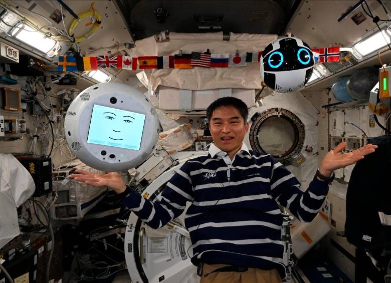 Los dos robos espaciales junto al astronauta japonés Takuya Onishi. Foto: IBM/ Europa Press