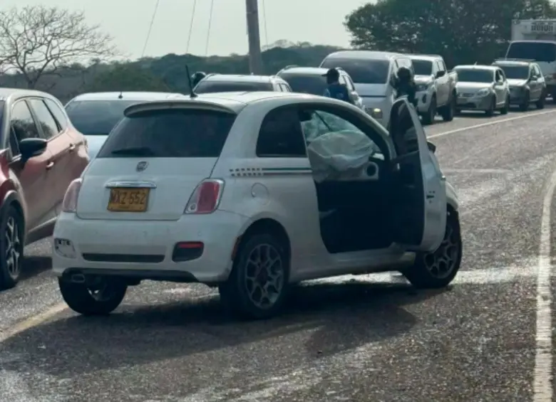 El vehículo de Christian Marrugo quedó atravesado en la vía tras el accidente. FOTO: Colprensa