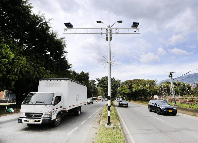Las cámaras de fotodetección de la autopista Sur en Medellín e Itagüí sancionarán excesos de velocidad solo si se pasa a más de 80 km/h. En Bello sí se deberá pasar a 50 km/h en el tramo llamado avenida Regional Occidental o Variante. FOTO: ESNEYDER GUTIÉRREZ CARDONA