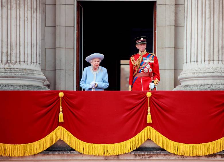 La reina Isabel II, de 96 años, salió este jueves al balcón del palacio de Buckingham, en Londres, para el saludo oficial al término del desfile militar “Trooping the Colour”, que marca el comienzo de los festejos por sus 70 años de reinado. La soberana ha recibido varios regalos de dignatarios de todo el mundo, por ejemplo, los franceses le enviaron un caballo de raza, una silla de gala y un sable de caballería