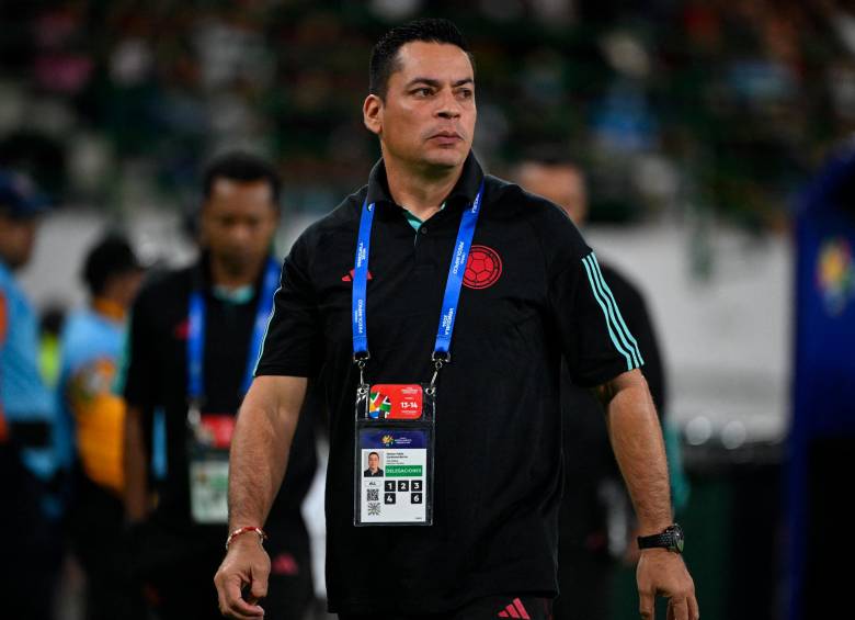 Los futbolistas convocados por el entrenador Héctor Cárdenas para el Preolímpico de Venezuela lo respaldaron después de haber perdido contra la Selección de Bolivia (0-2) en el cuarto duelo de la fase de grupos. FOTO AFP 