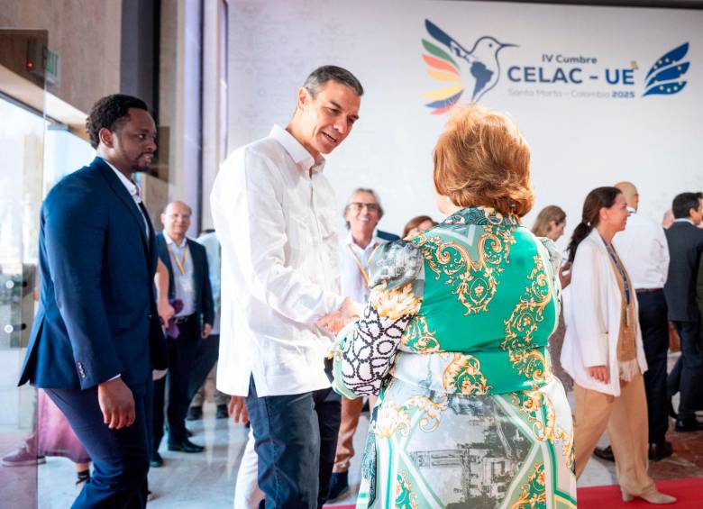 El presidente del Gobierno español, Pedro Sánchez, saludando a la canciller colombiana Rosa Villavicencio. FOTO: Tomada de X @CancilleriaCol