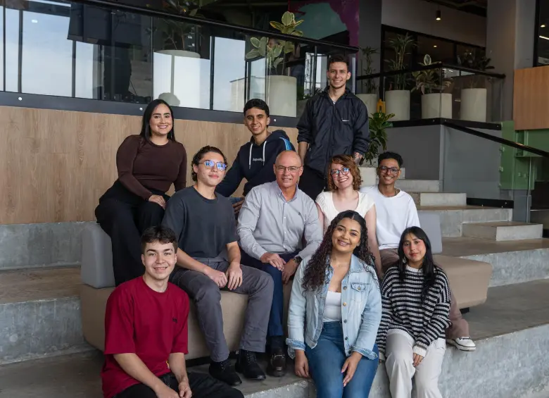 Riwi ya formó a 1.500 jóvenes en Medellín y Barranquilla y logra insertar laboralmente a más del 70% en menos de un año. Así funciona el modelo que busca cerrar el déficit de 100.000 desarrolladores en Colombia. FOTO: Cortesía.