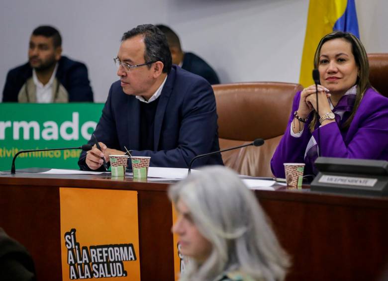 El ministro del Interior, Alfonso Prada, y la ministra de Salud, Carolina Corcho, durante el debate de la reforma a la salud en la Comisión Séptima de Cámara. FOTO Colprensa