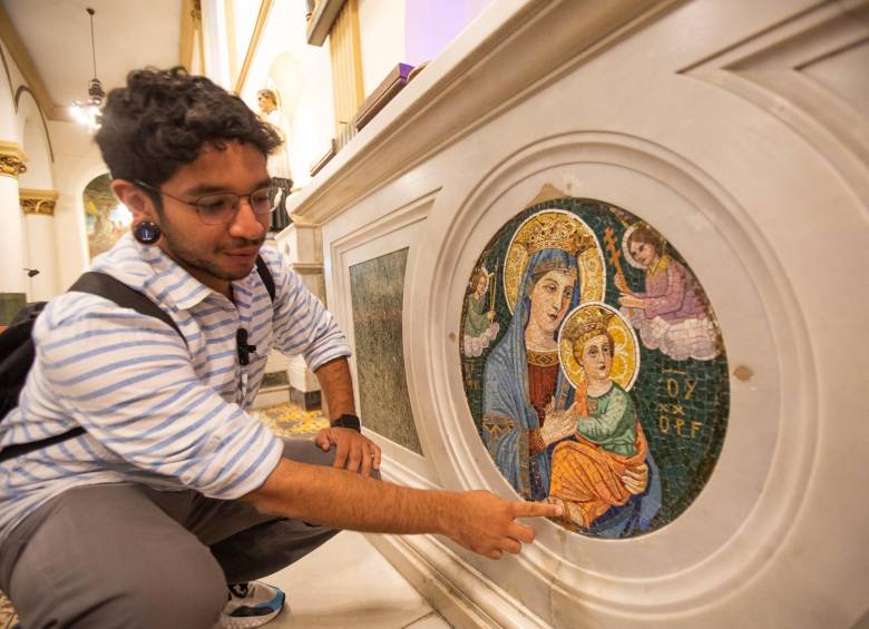 Ómar explicando detalles del bello mosaico que hay en la iglesia del barrio Boston. Foto: Esneyder Gutiérrez