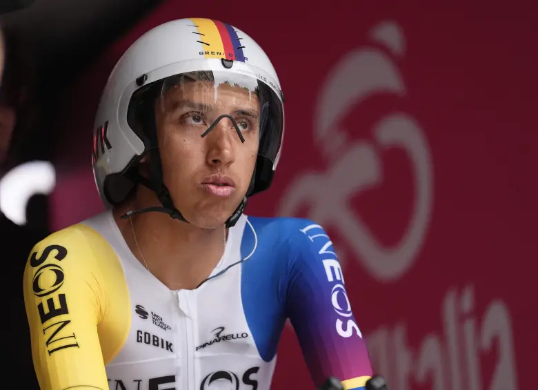 El colombiano Egan Bernal sufrió una caída en la décima etapa del Giro, la contrarreloj individual, a causa de la fuerte lluvia. FOTO X: @giroditalia