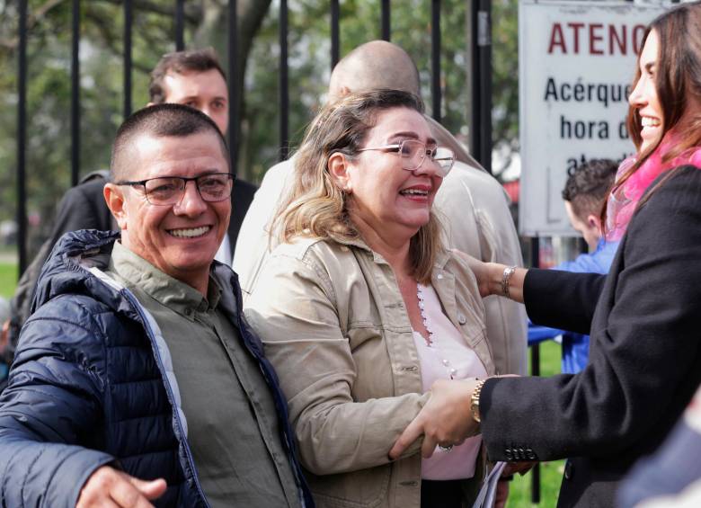 Eder Durán y Gloria Camargo, padres de Paula Durán tras recibir la aprobación de la visa humanitaria en la Embajada americana en Bogotá. FOTO: COLPRENSA
