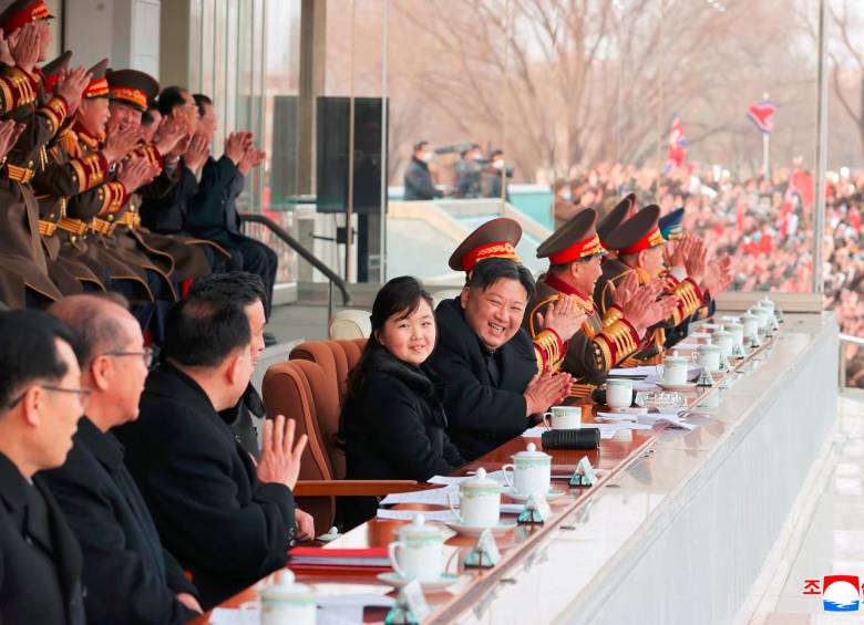 El líder del régimen de Corea del Norte, Kim Jong-un, en compañía de su hija durante un partido de fútbol que se jugo el 17 de febrero. FOTO: EFE