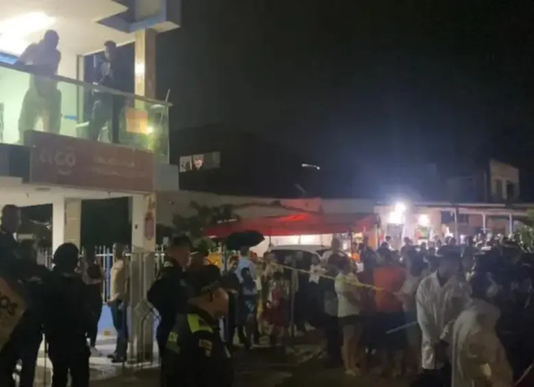 La zona de la masacre fue acordonada por las autoridades mientras realizan las labores de investigación y levantamiento de cuerpos. FOTO: Policía Metropolitana de Barranquilla