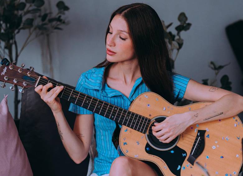 Yami Safdie lanzó La mala, su nueva canción que plasma el peso psicológico de la invalidación emocional. FOTO Cortesía Mariano Banegas / Warner Music Latina