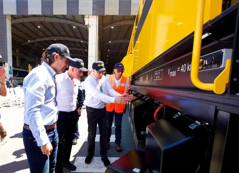 Acá, gerente del Metro, Tomás Elejalde (tercero de izq. a der.) les muestra al alcalde y el gobernador el funcionamiento de la reperfiladora. FOTO: ALCALDIA