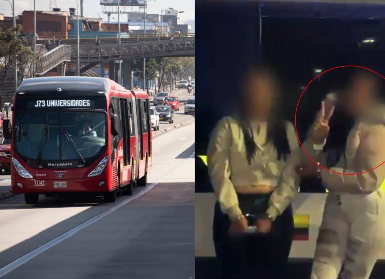 Una de las mujeres capturadas hizo una señal de victoria con los dedos mientras era reseñada por la Policía tras la agresión a una guardia de TransMilenio. Foto: redes sociales @TransMilenio @PoliciaBogota