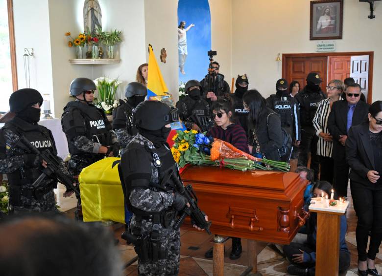 El funeral de Fernando Villavicencio Valencia, de 59 años, se realizó en Quito, en medio de un fuerte operativo de seguridad. “Mi hijo deja un legado de lucha, de transparencia”, dijo su madre Gloria Valencia. FOTO AFP