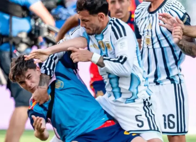 Según Paredes, lo ocurrido solo fue su reacción a la pecheada de Gavi. FOTO: Getty