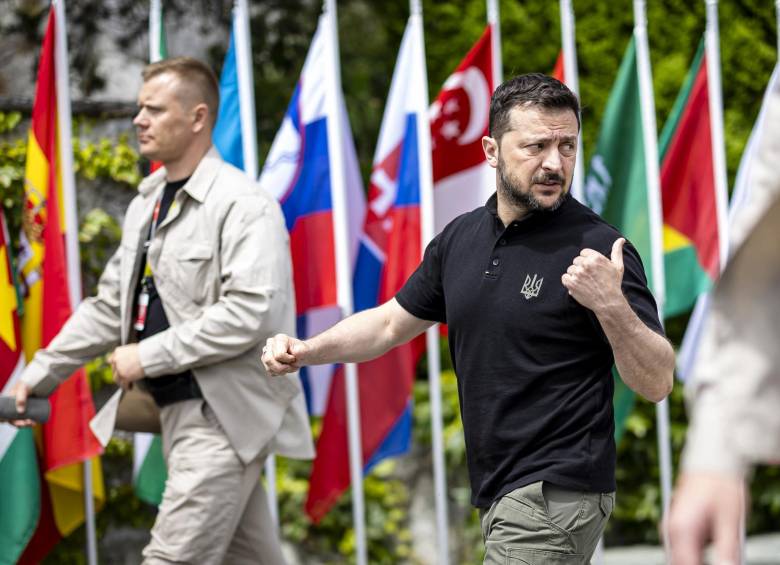 El presidente de Ucrania, Volodymyr Zelensky, camina para asistir a las conversaciones bilaterales durante la Cumbre sobre la paz en Ucrania. FOTO: AFP.