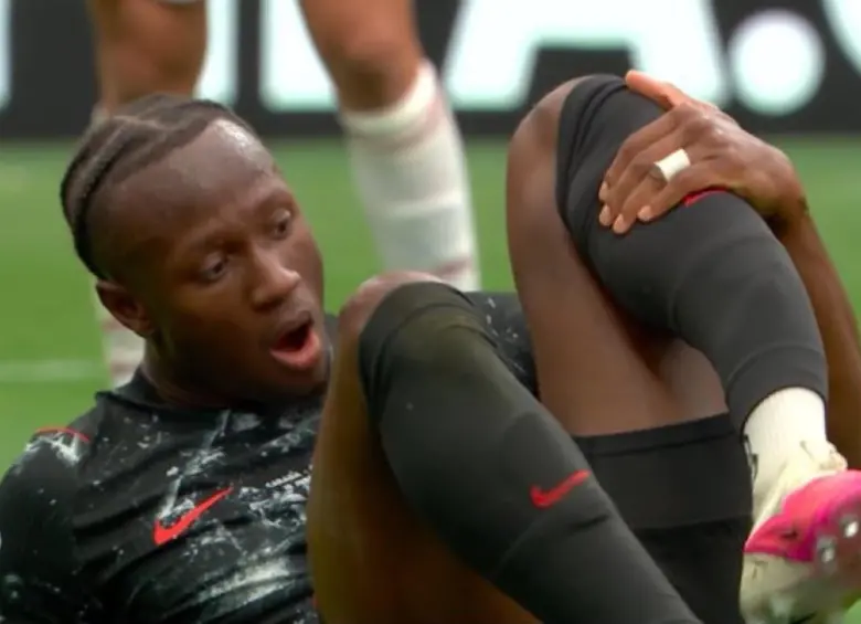 Ismaël Koné en medio de la impresión por su lesión. FOTO: Captura de video de redes sociales @Dsports