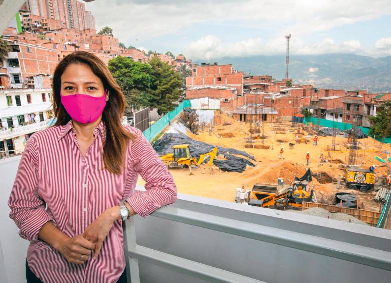 Vivian Puerta fue directora de Buen Comienzo entre octubre de 2020 y abril de 2021, un periodo especialmente crítico para el programa. En la imagen, muestra la construcción de la sede del barrio Pablo Escobar. FOTO archivo el Colombiano