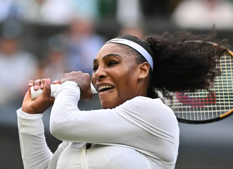 Serena Williams jugando en Wimbledon. FOTO: AFP