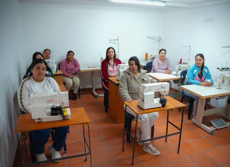 Presos llevan a cabo actividades de modistería, carpintería y asistencia en gimnasio como actividades de resocialización. FOTO: Colprensa / MinJusticia
