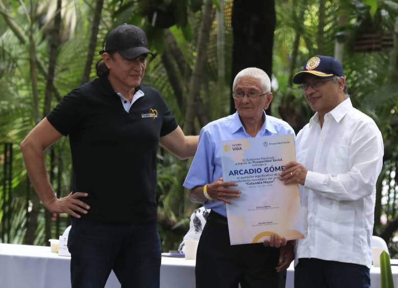 El presidente Gustavo Petro, y el director del DPS, Gustavo Bolívar, entregaron cheques simbólicos de Colombia Mayor en Medellín. Foto Jaime Pérez