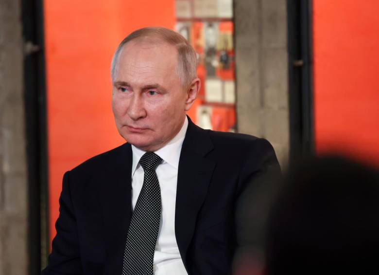 Vladimir Putin ha exhibido en varias ocasiones el material armamentístico que tiene para utilizar en un eventual enfrentamiento con occidente. FOTO: EFE