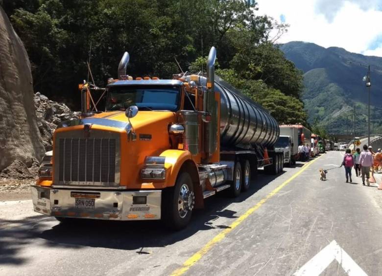 La Vía al Llano ha sido uno de los principales puntos de concentración de los transportadores de carga. Foto: Colprensa. 