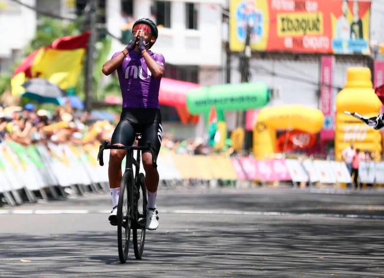 El joven ciclista Johan Rubio, del equipo Nu Colombia, se impuso en Ibagué como ganador de la quinta etapa del Clásico RCN. Su ídolo es el belga Remco Evenepoel. FOTO: COLPRENSA