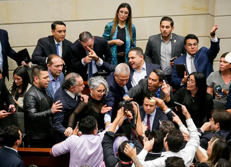 Apenas dos votos marcaron la diferencia. El Gobierno logró aruñar apoyos de liberales y La U, pero no fue suficiente. FOTO colprensa