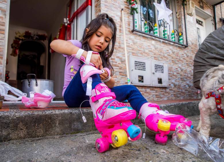 En el barrio Castilla los niños también disfrutaron sus regalos navideños. Los patines siguen siendo otro infaltable para muchos. Foto: Carlos Velásquez