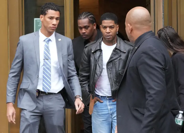 Scott Mescudi (chaqueta negra de cuero), más conocido como Kid Cudi, saliendo de testificar en contra de Sean “Diddy” Combs. FOTO: AFP