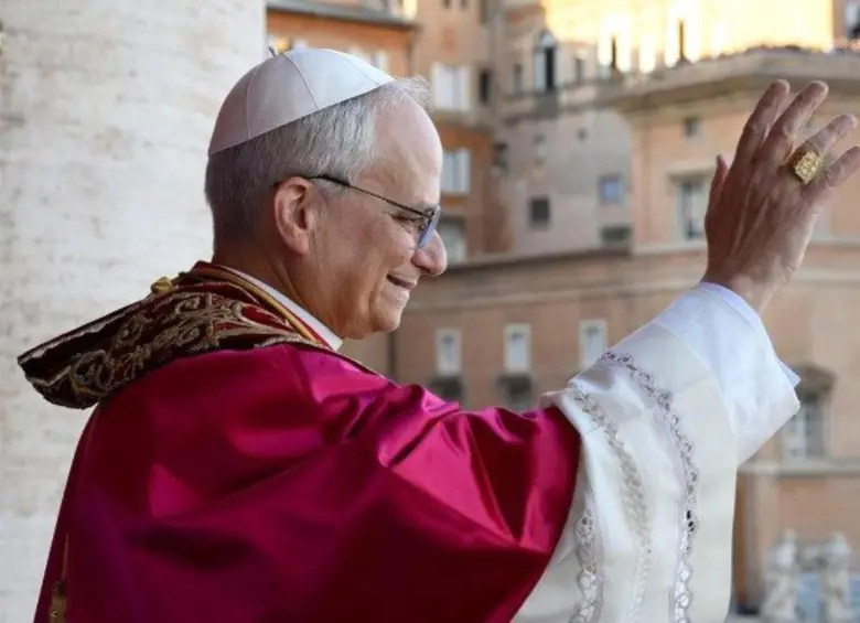 Robert Francis Prevost Martínez, el papa León XIV, saludando tras su posesión oficial. FOTO: VATICANO