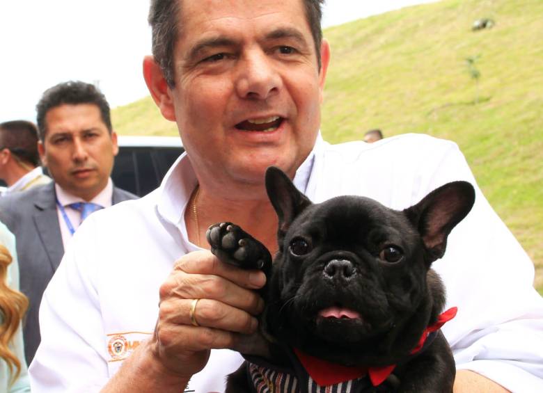 Germán Vargas Lleras y su inseparable Mancho, el bulldog francés que lo acompañó durante años. Ambos descansan en paz. Foto: redes sociales @German_Vargas