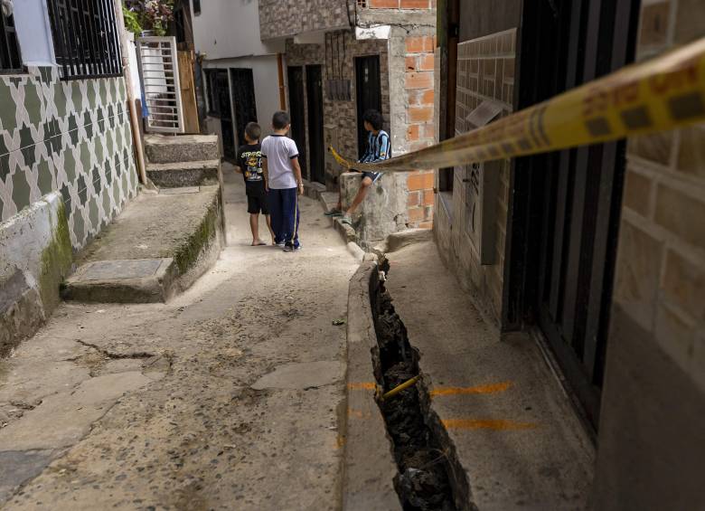 La grieta que atravesó uno de los callejones del barrio El porvenir, y que obligó a la evacuación masiva del sector. Foto: Andrés Camilo Suárez Echeverry